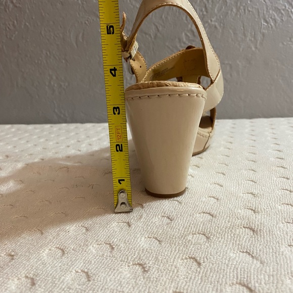 BORN Nude patent leather sandals with 3-D flower embellishments - Picture 9 of 16